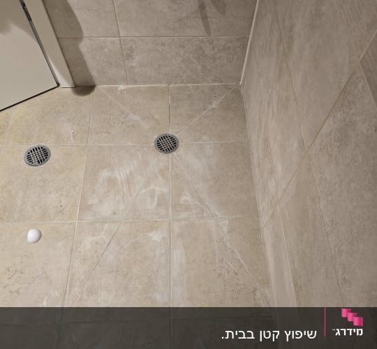 עבודת ריצוף וחיפוי קירות באריחי קרמיקה בחדר רחצה כולל שיפועי ניקוז